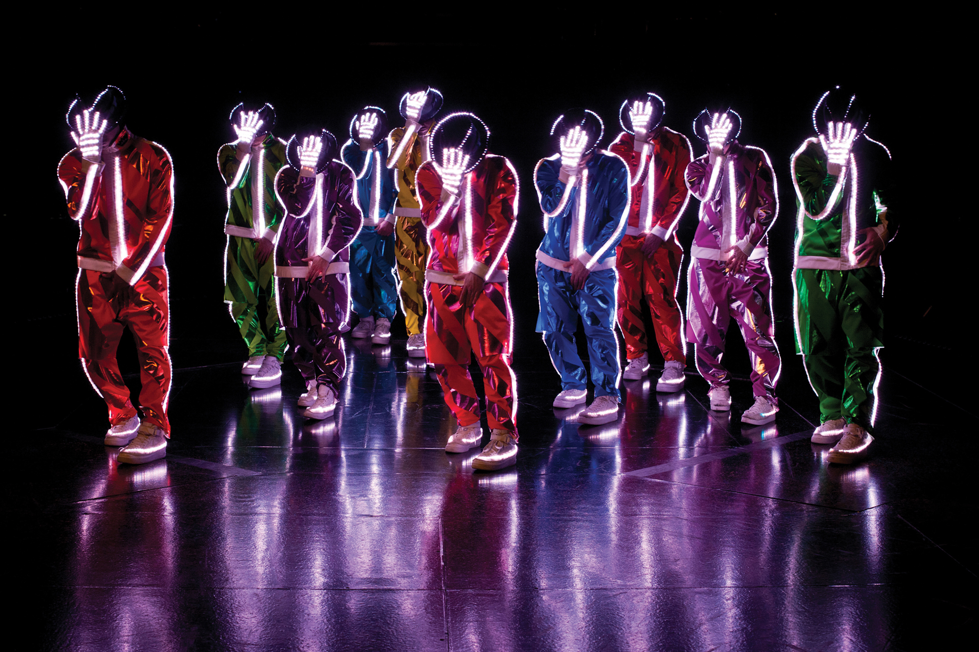Popping dancer. Michael Jackson Cirque du Soleil. Стиль танца поппинг. Танцы в светящихся костюмах.
